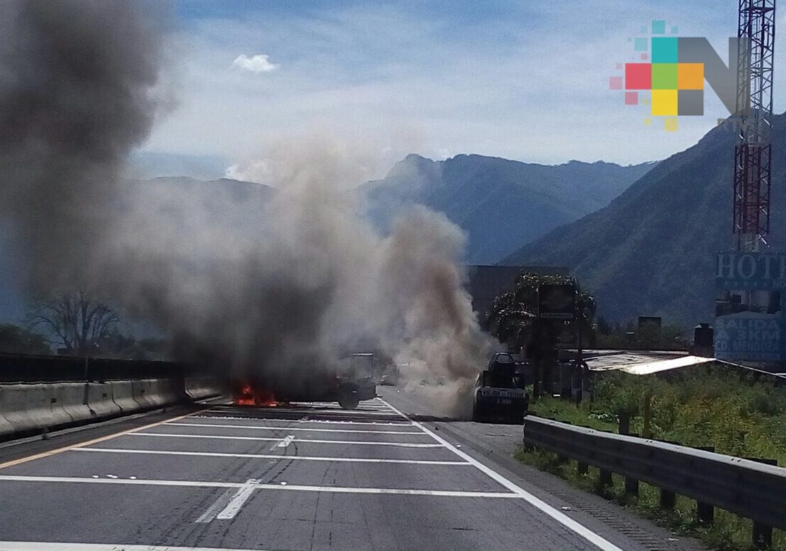 Presuntos delincuentes bloquean autopista Orizaba-Puebla