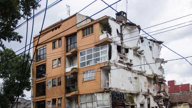 Comenzó la demolición en CDMX de edificios con riesgo de colapso
