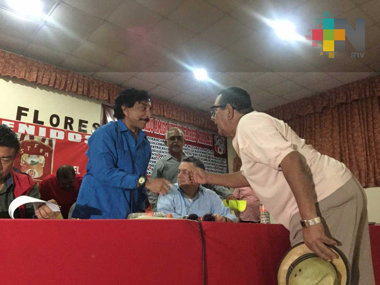 Líder nacional de ferrocarrileros se reúne con trabajadores de Tierra Blanca; anuncia logros sindicales