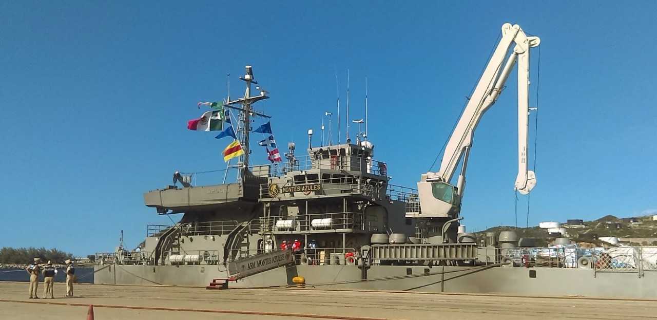 Llega buque al puerto de Salina Cruz, Oaxaca, con ayuda para damnificados