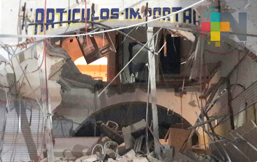 Colapsa segundo piso de edificio en el puerto de Veracruz