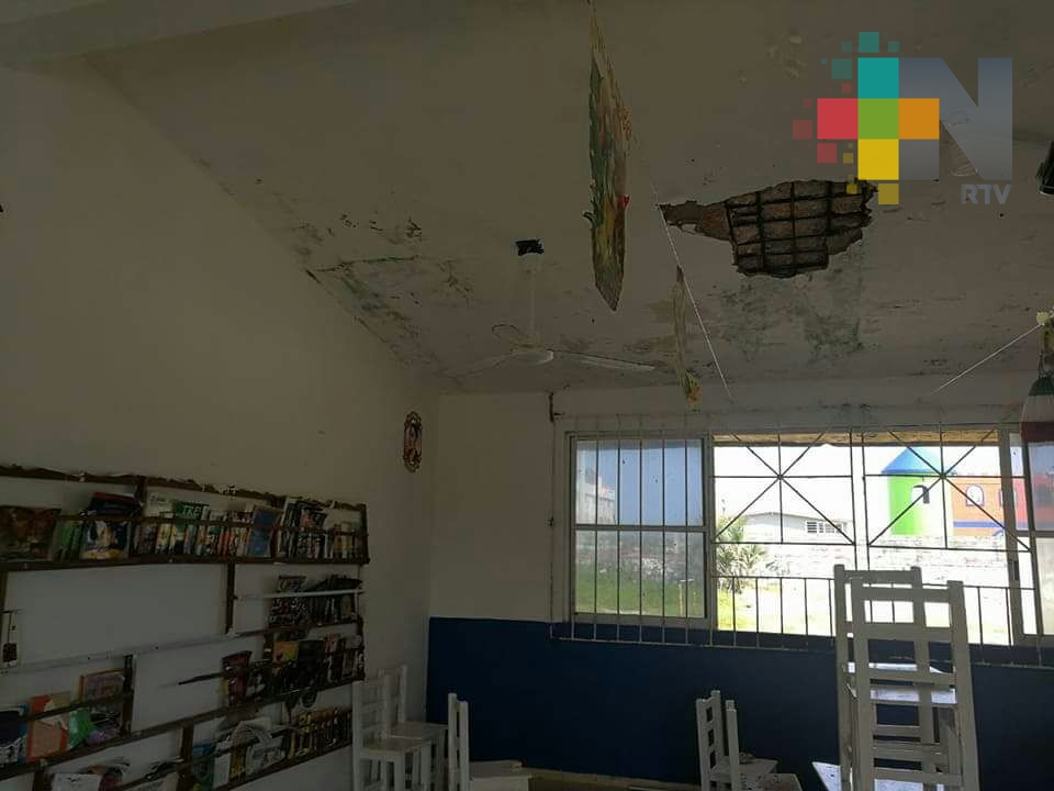 Oficialía Mayor de la SEV apoya a algunas escuelas afectadas por lluvias