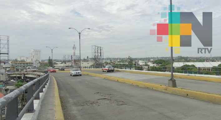 Automovilistas en riesgo por mal estado del puente Allende