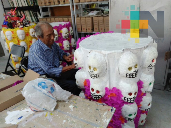 Milburgo Treviño elabora calaveras y altares de muertos con cartón