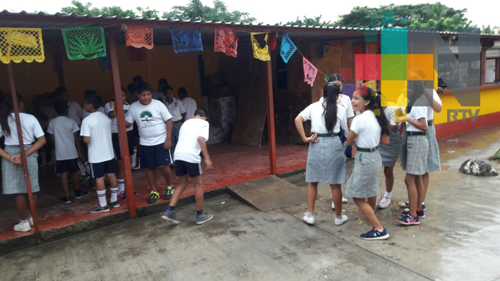 Padres de familia de secundaría de Veracruz denuncian a maestro por hostigamiento