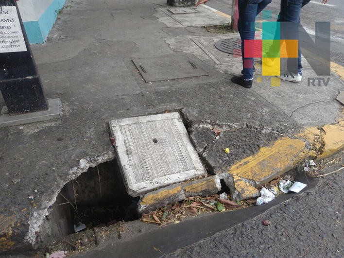 Banqueta en mal estado pone en riesgo a transeúntes de la colonia Díaz Mirón de Veracruz