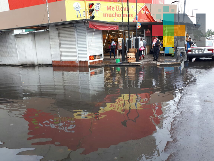 Fuga de aguas negras afecta al comercio del Centro Histórico de Veracruz