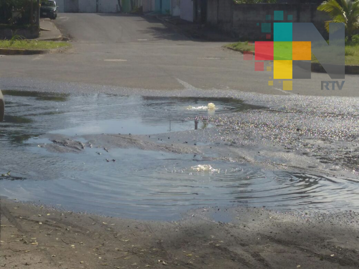 Drenajes tapados provocan fugas de aguas negras en el Infonavit Lomas de Vergel