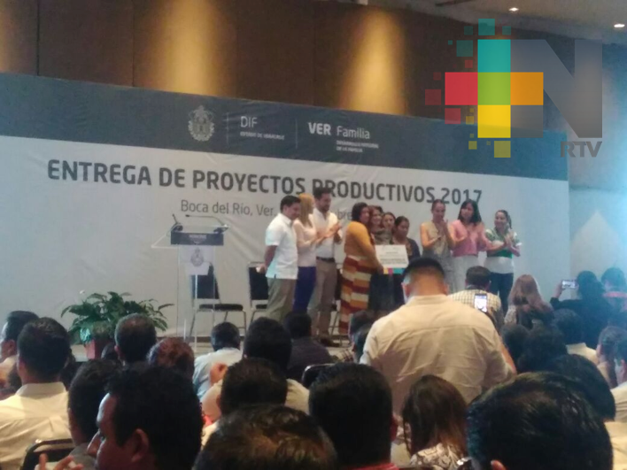 Entrega DIF estatal apoyos para el desarrollo de proyectos productivos