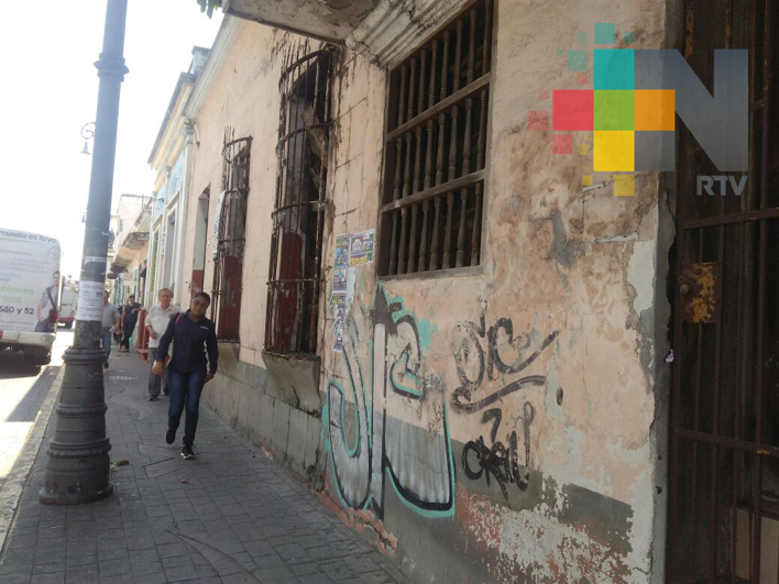 Casas abandonadas del Centro Histórico de Veracruz ponen en riesgo a peatones