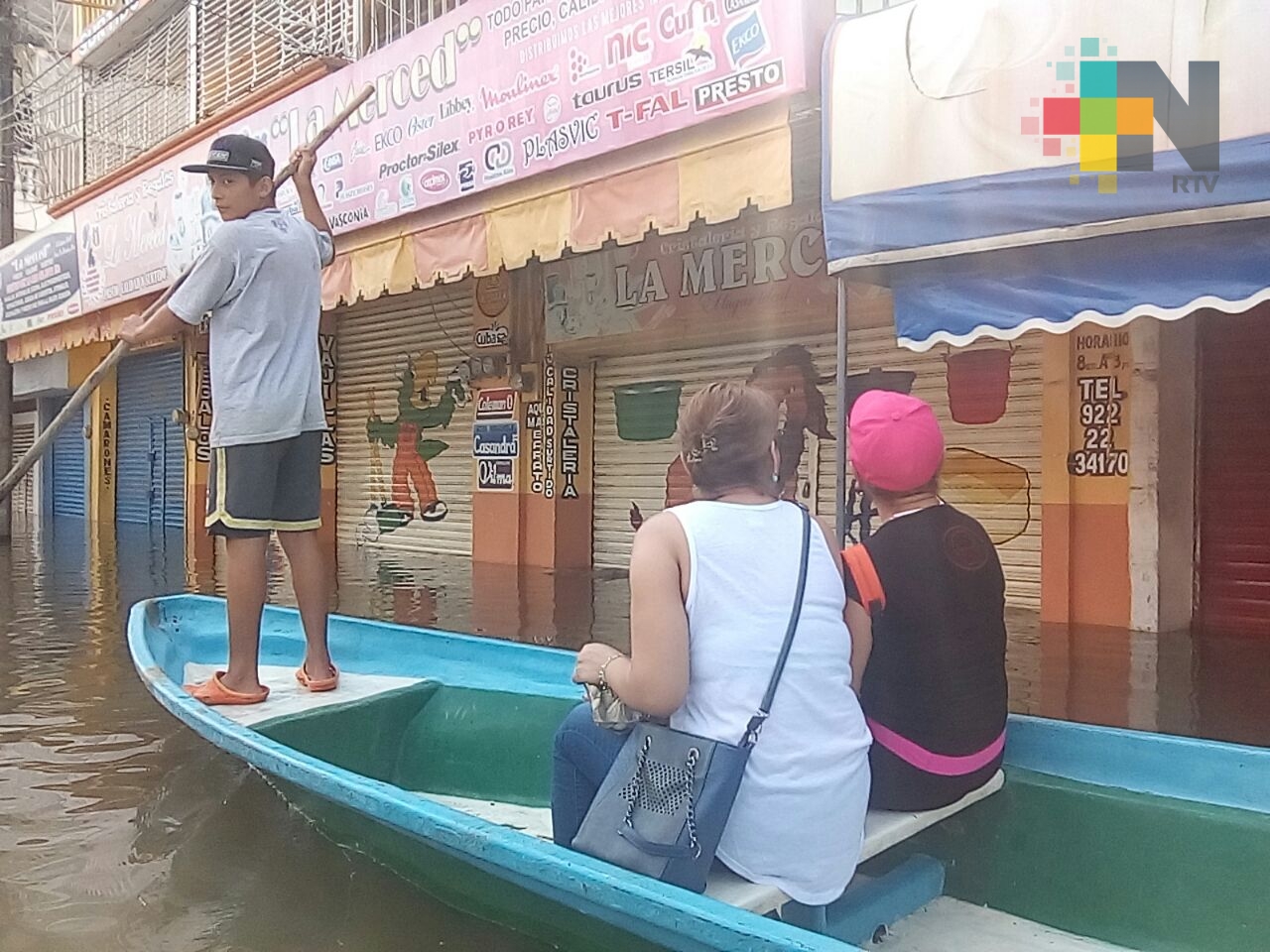 Habitantes de comunidades de Minatitlán sufren por creciente de río