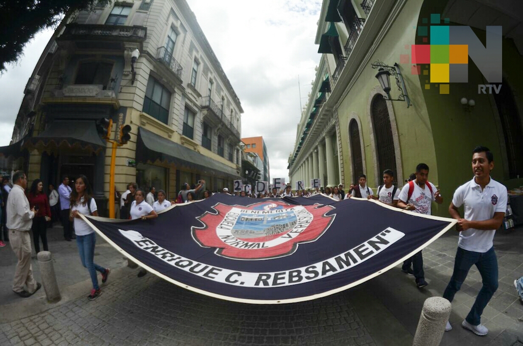 Marchan normalistas, para recordar la matanza de estudiantes en 1968