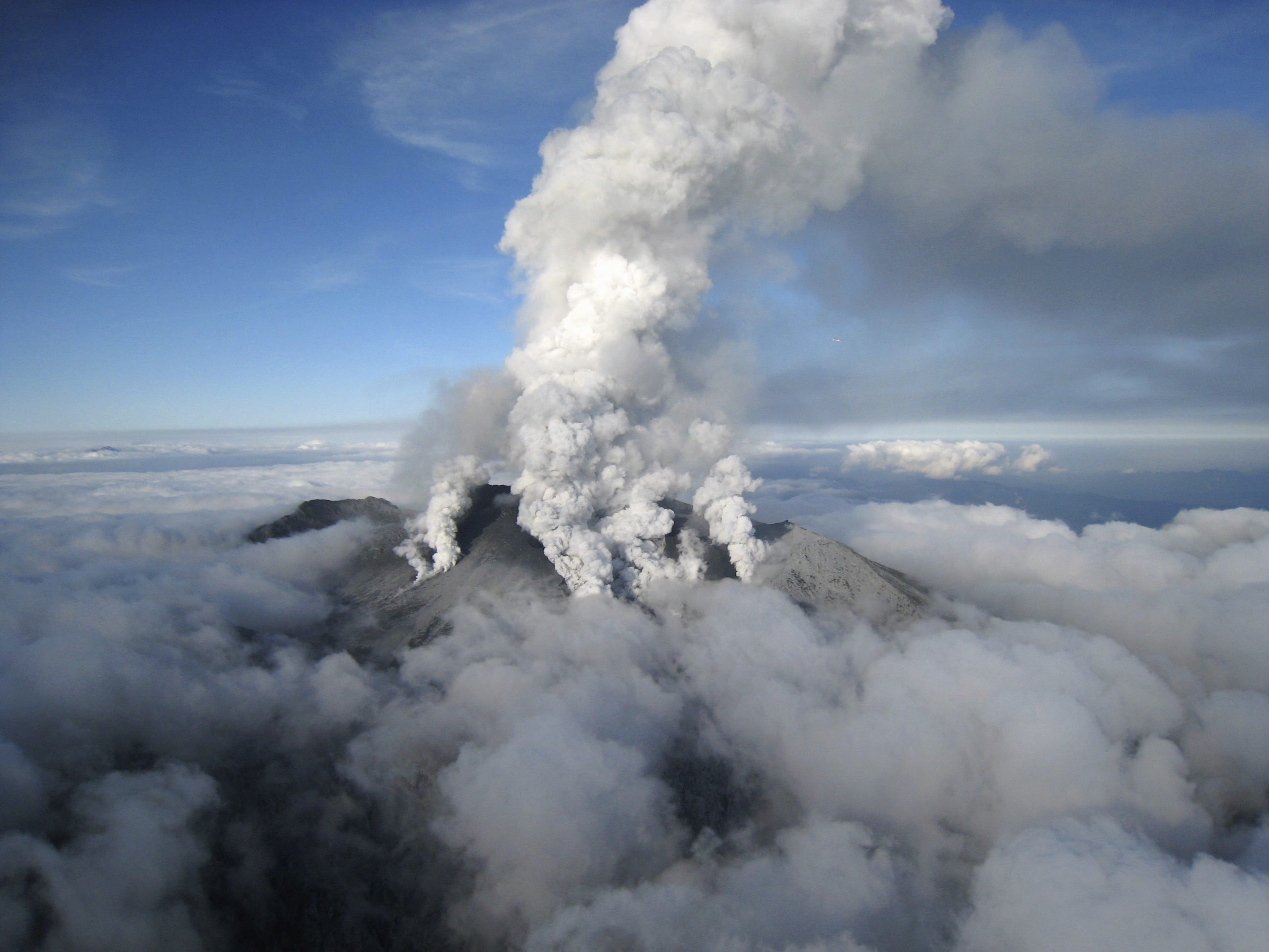 Volcán japonés Shinmoe hace erupción tras seis años inactivo