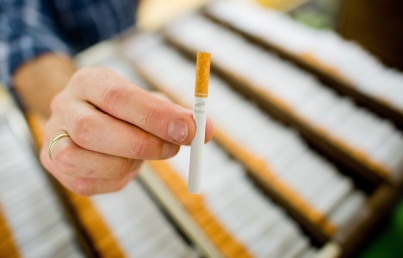 Químicos contenidos en cigarros adelantan menopausia en mujeres
