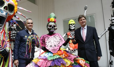Desfile de Día de Muertos mensaje al mundo que la CDMX está de pie: Enrique de la Madrid