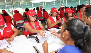 Avanza entrega de tarjetas para la reconstrucción en Juchitán