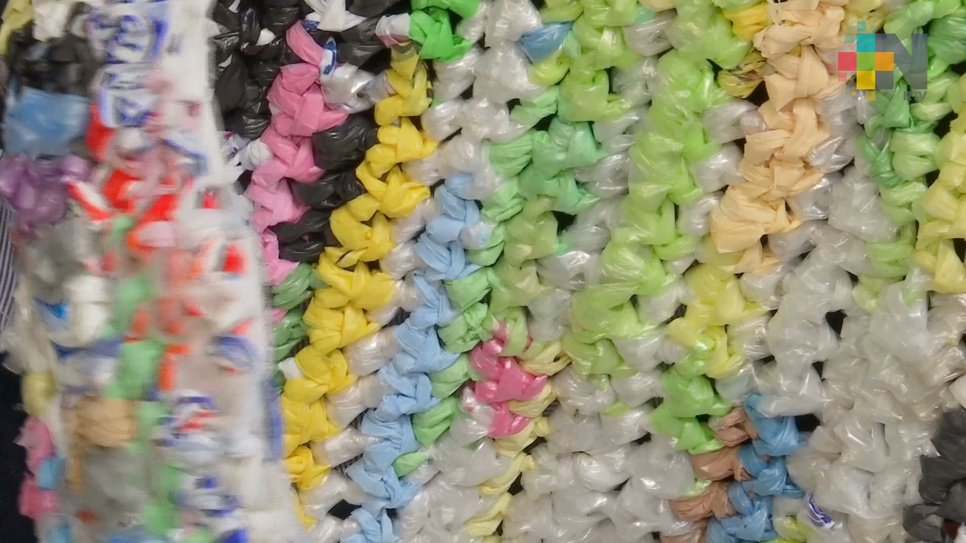 Con bolsas de plástico hacen tapetes para indigentes, en Xalapa