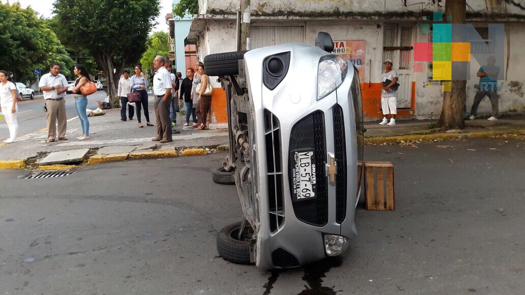 Resulta ilesa en volcadura, en el centro de Veracruz