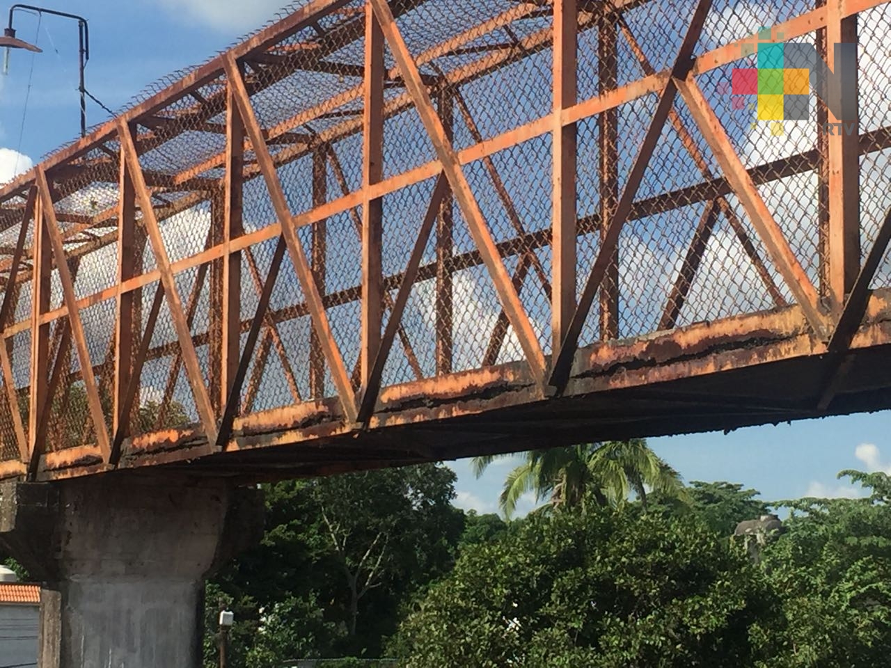 Mal estado presenta puente del ferrocarril en Tierra Blanca