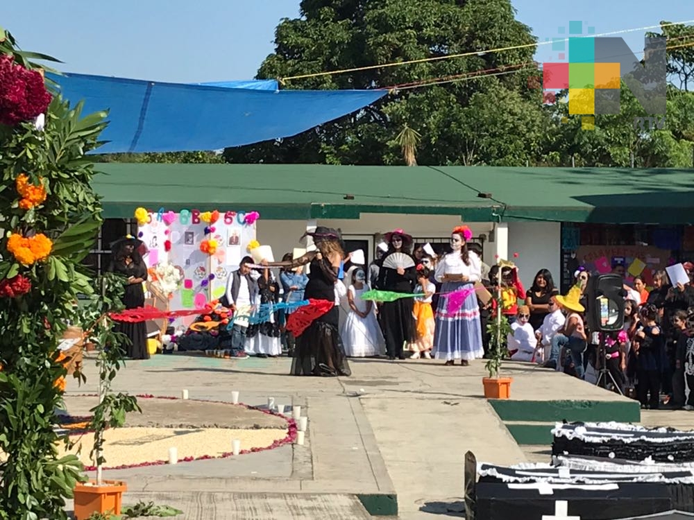 Bailables, disfraces y lectura de leyendas primaria de Xalapa celebra el Día de Muertos