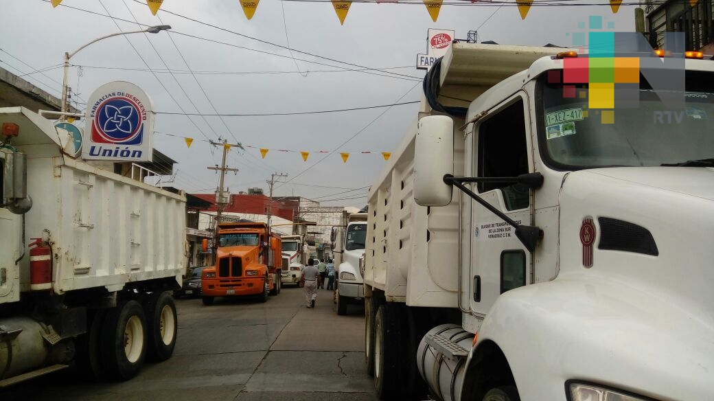 Transportistas bloquean avenida de Minatitlán por falta de pagos