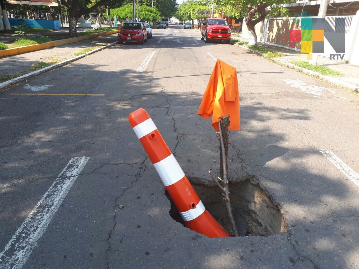 Vecinos exigen a Grupo MAS repare hundimiento en avenida de Veracruz