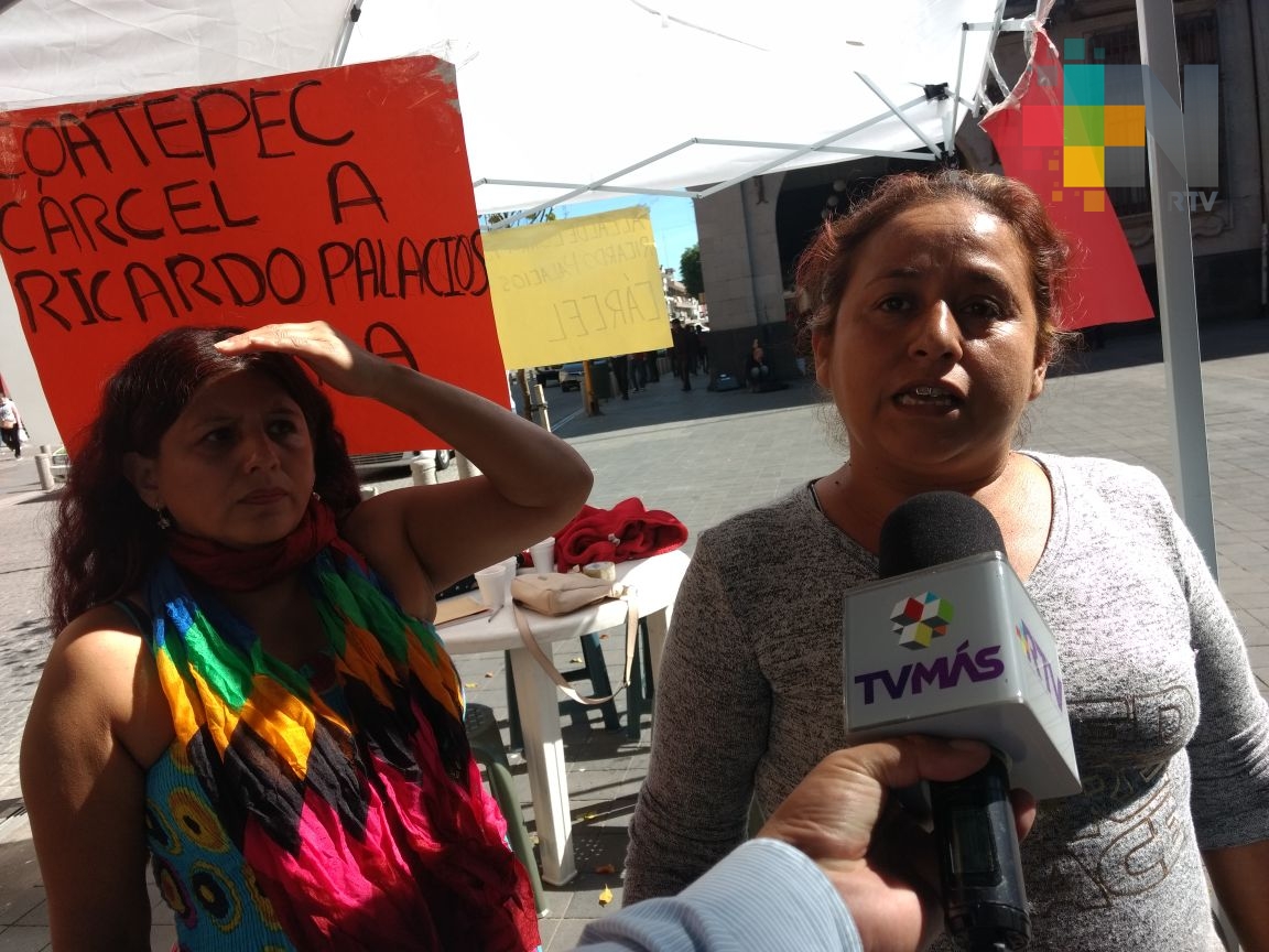 Comerciante protesta contra ayuntamiento de Coatepec