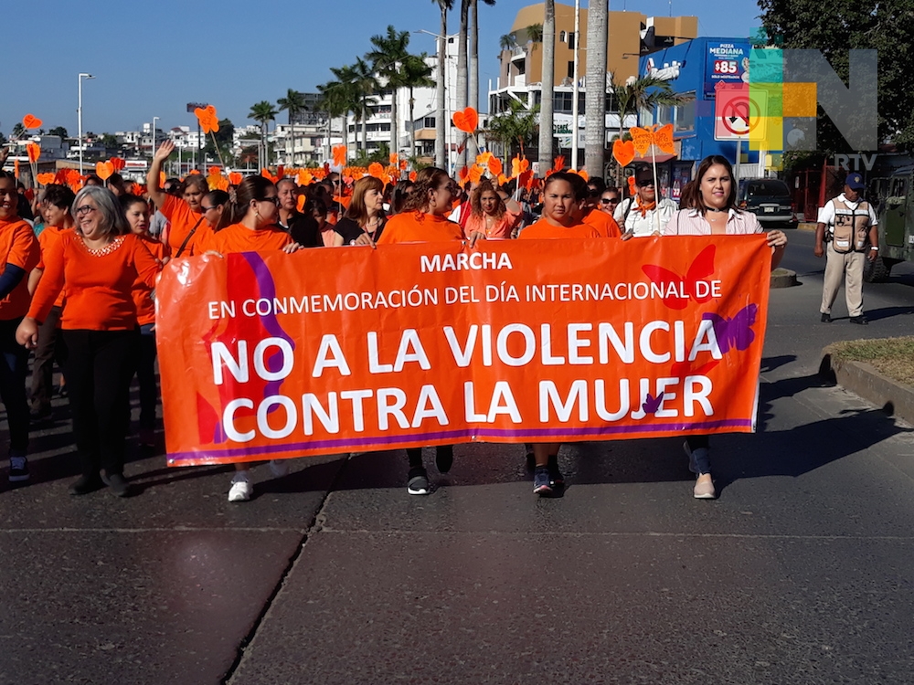 En Tuxpan, mujeres y estudiantes marchan en el Día Internacional de la No Violencia Contra las Mujeres