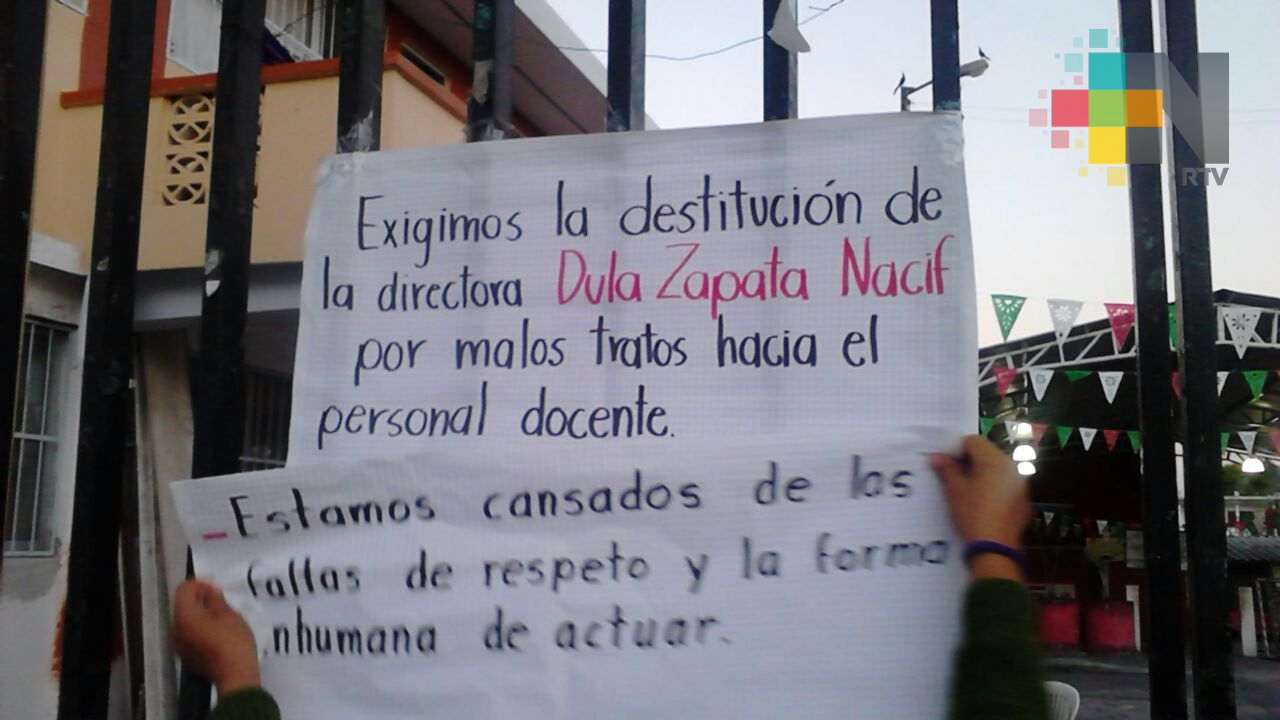 Docentes toman escuela primaria de Martínez de la Torre
