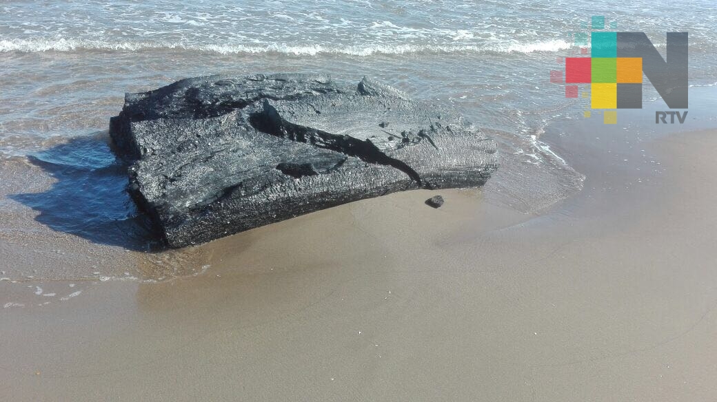 En playas de Coatzacoalcos aparecen piedras de chapopote
