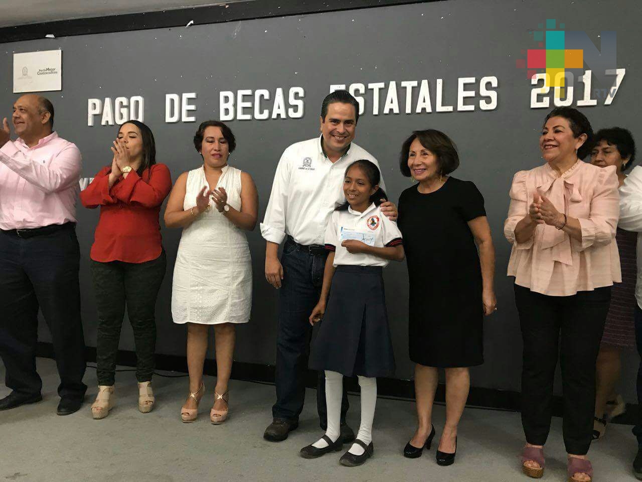 Otorgan pago de becas estatales a alumnos de Coatzacoalcos