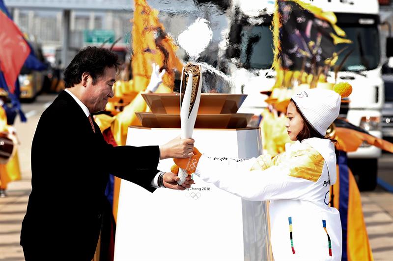 Flama olímpica llega a Surcorea a 100 días de los Juegos Olímpicos