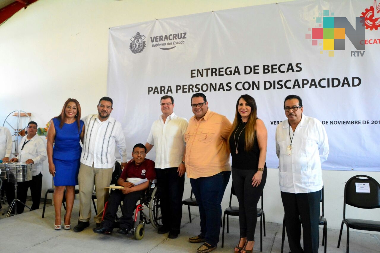 Entregan 100 becas a estudiantes con discapacidad del CECATI 42 de Veracruz