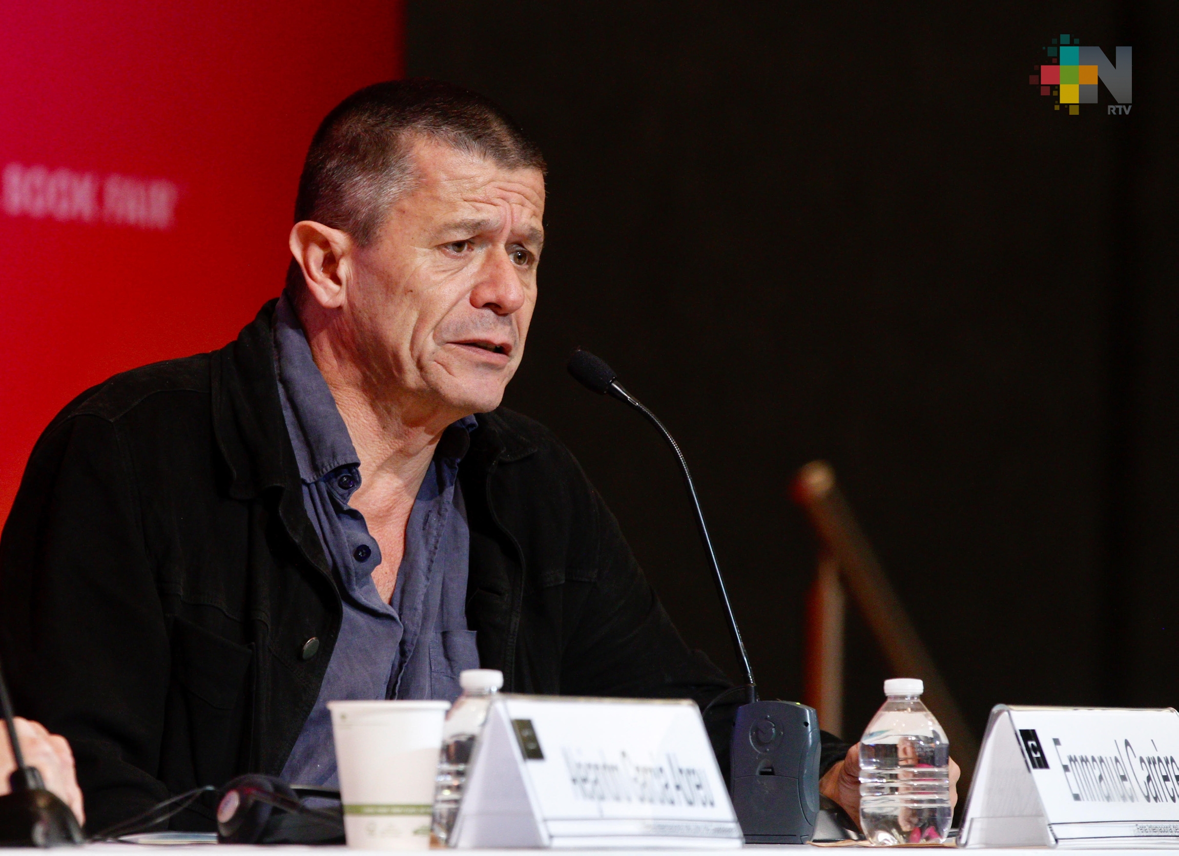 Escritor francés Emmanuel Carrère se reúne con mil jóvenes en FIL