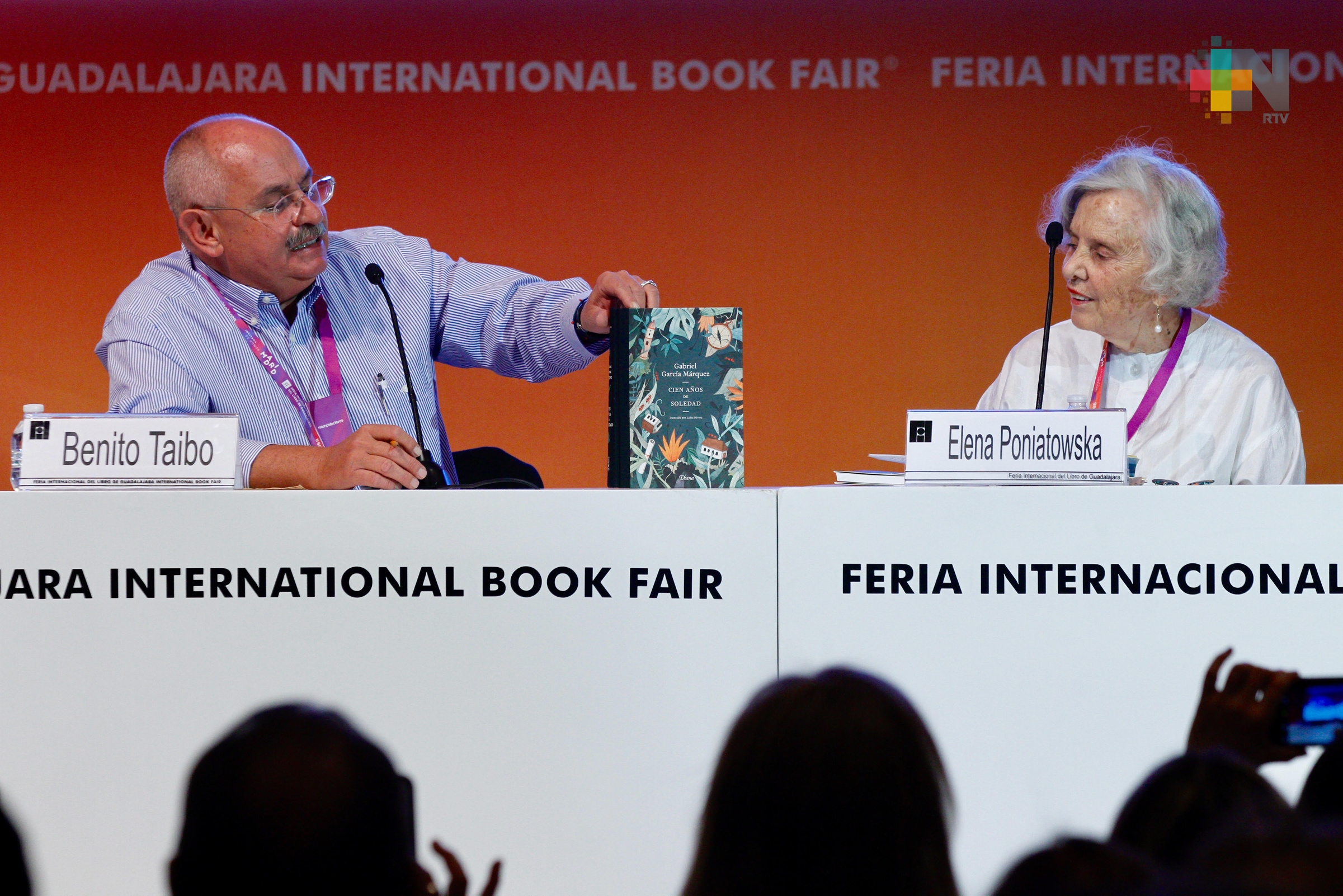 Participa público en charla por 50 años de «Cien años de soledad»