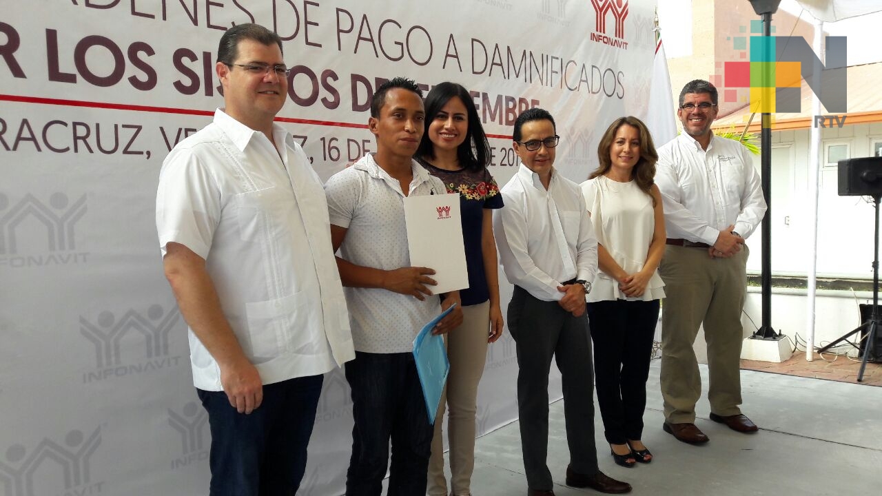 Infonavit entrega órdenes de pago a damnificados en Veracruz por sismos