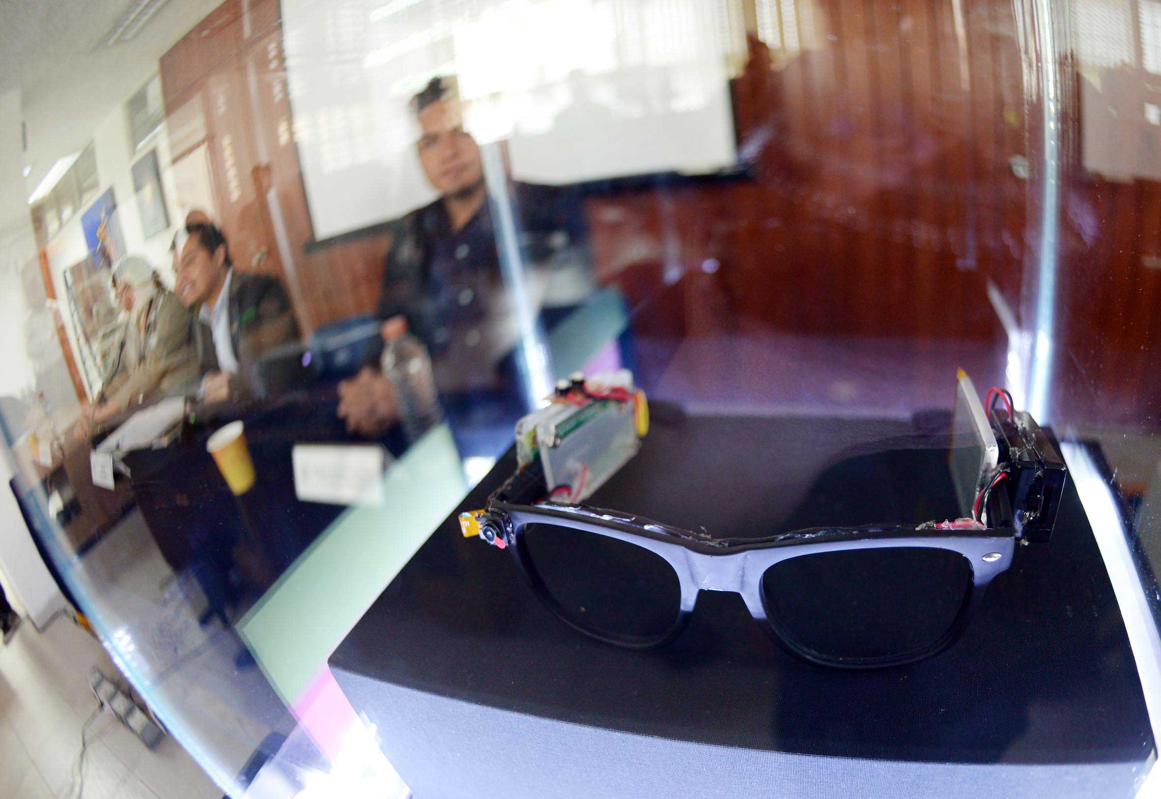 Desarrollan universitarios los primeros lentes inteligentes con fines educativos