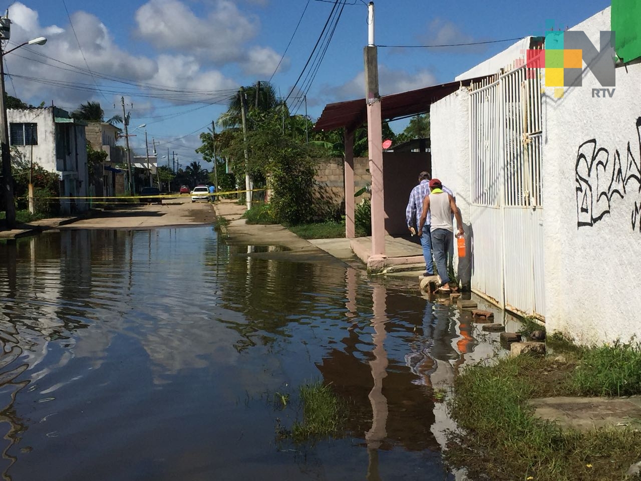 Ante manifestación personal de Obras Públicas inicia desazolve en colonia de Coatzacoalcos
