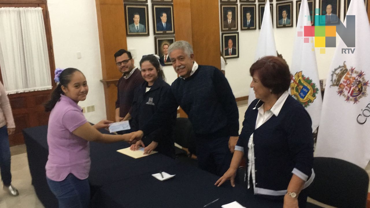 Entregan Becas de Excelencia a estudiantes de Córdoba