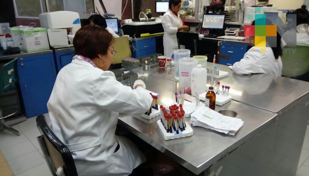 En el IMSS de Coatzacoalcos, químicos realizan más de 50 mil análisis en un mes