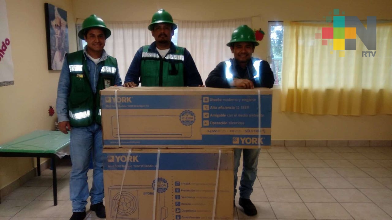 Industria vidriera de Tierra Blanca entrega apoyos a centro de atención múltiple