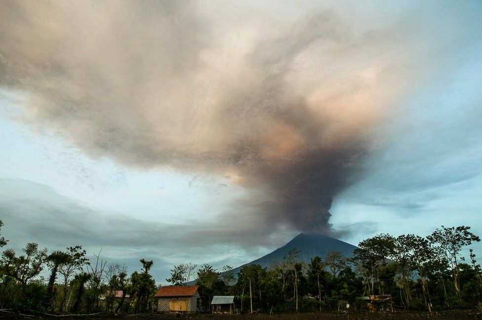 Máxima alerta en isla indonesia de Bali por inminente erupción volcánica