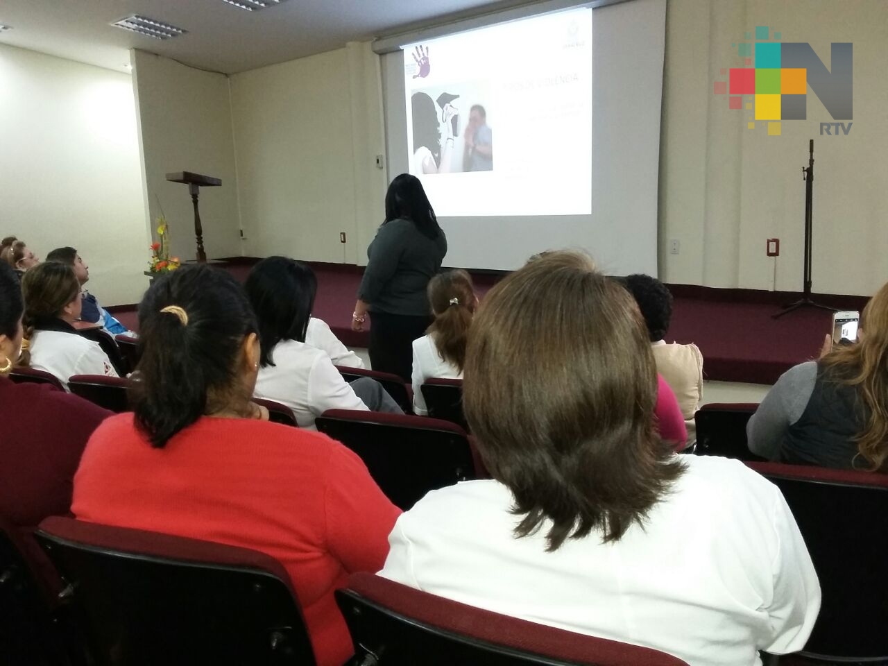 Imparten conferencia en conmemoración al Día Libre de Violencia contra la Mujer