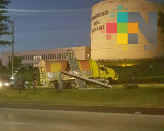 Camión impacta reja de Congreso del Estado