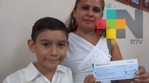 En Tantoyuca entregan becas a estudiantes