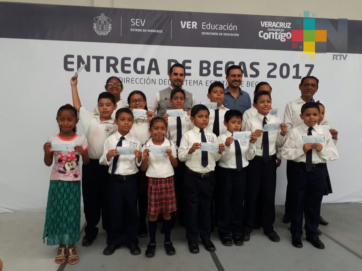 Estudiantes de Boca del Río reciben becas