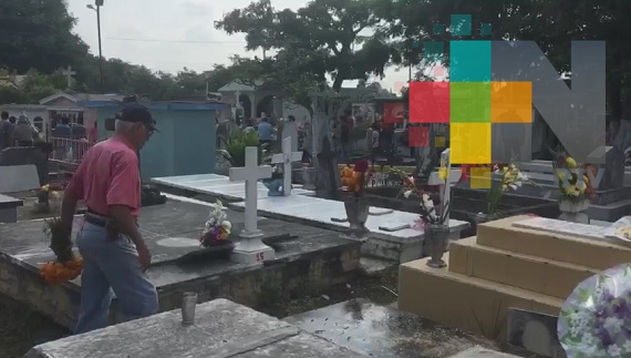 Familias panuquenses abarrotan el Cementerio Municipal