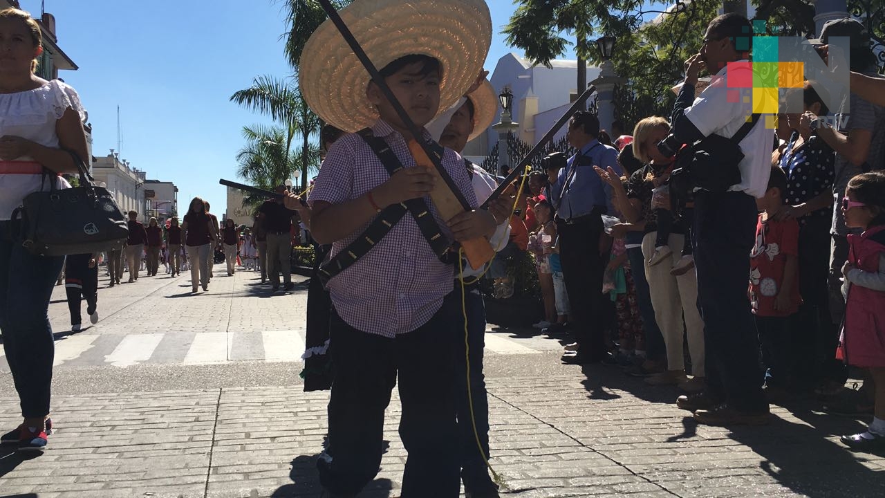 Más de mil 500 estudiantes participaron en desfile del 20 de Noviembre en Córdoba