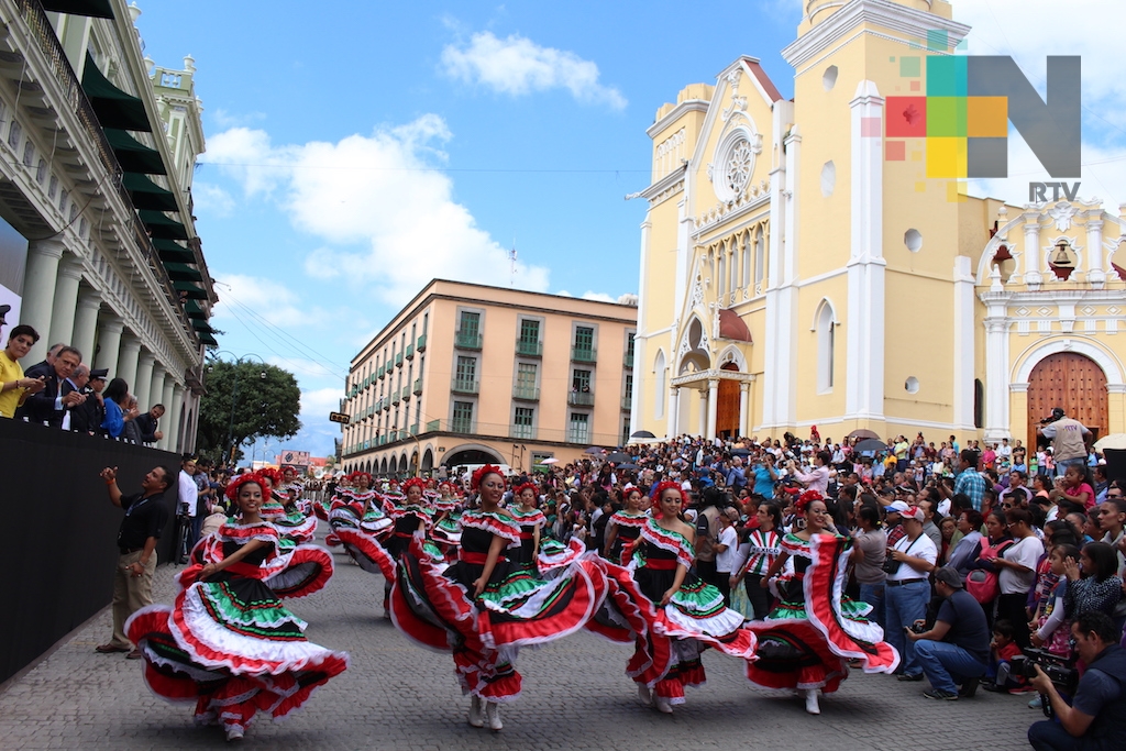 Disfrutaron xalapeños desfile por el 107 aniversario de la Revolución (fotogalería)