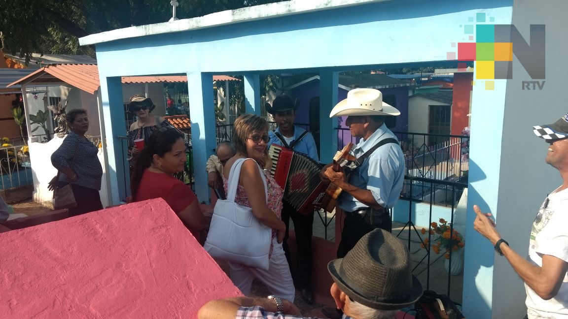 Entre música y bulla celebran a los muertos en Actopan